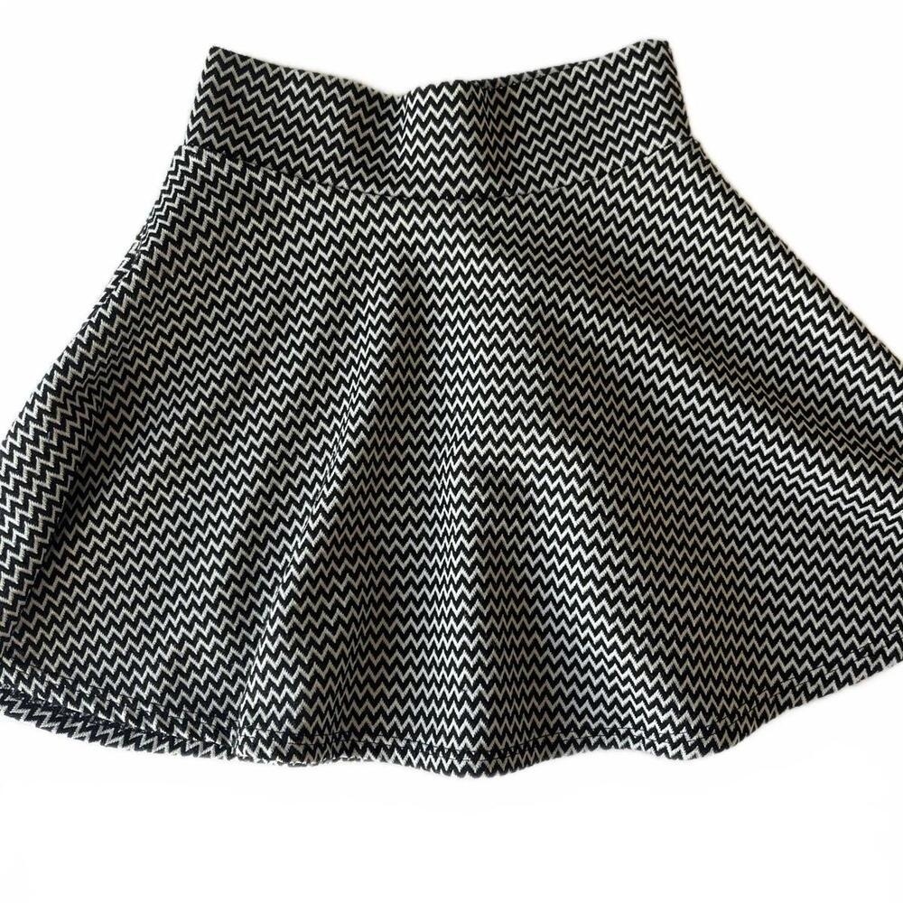 Charlotte Russe Black White Chevron Pattern High Waisted Skater A Line Skirt XS‎